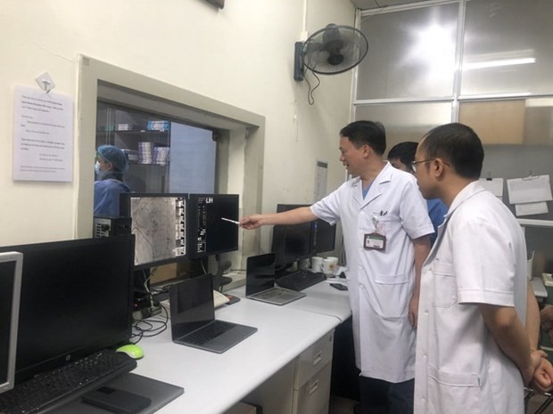 Vietnam Heart Institute doctors evaluate a case before intervention. (Photo courtesy of the company)