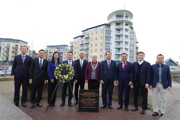 Delegates lay flowers at the foundation stone of the memorial of President Ho Chi Minh in West Quay of Newhaven Harbour. (Photo: VNA)