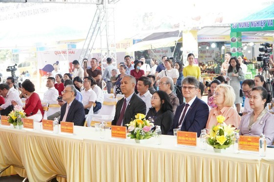 Domestic and foreign delegates attend the opening ceremony on October 27 morning.