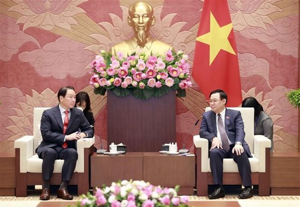 Chairman Vuong Dinh Hue (R) and Chairman of the Korean-based SK Group Chey Tae-won at their meeting in Hanoi on October 27 (Photo: VNA) Chairman Vuong Dinh Hue (R) and Chairman of the Korean-based SK Group Chey Tae-won at their meeting in Hanoi on October 27 (Photo: VNA)
