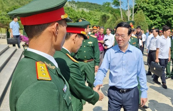 President Vo Van Thuong visits soldiers in Co To island district. (Photo: Khanh Ha) President Vo Van Thuong visits soldiers in Co To island district. (Photo: Khanh Ha)
