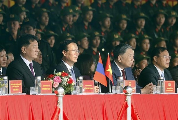 State President Vo Van Thuong (second from left) and Mongolian President Ukhnaagiin Khurelsukh (first from left) visit the Mobile Police High Command on November 2. (Photo: VNA)