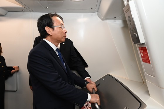 Secretary of Ho Chi Minh City Party Committee Nguyen Van Nen pays a field survey on a train of the Shanghai metro line. (Photo: Van Minh) Secretary of Ho Chi Minh City Party Committee Nguyen Van Nen pays a field survey on a train of the Shanghai metro line. (Photo: Van Minh)