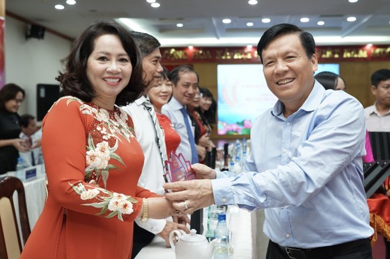 Deputy Editor-in-chief of SGGP Newspaper Nguyen Ngoc Anh (R) affirms that the Vo Truong Toan Award has become a precious and noble award for the educational sector.