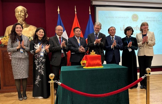 A transfer ceremony of the “Emperor&apos;s Treasure” golden seal of the Vietnamese Nguyen Dynasty to Vietnam is solemnly organized at the Vietnam Embassy in France.
