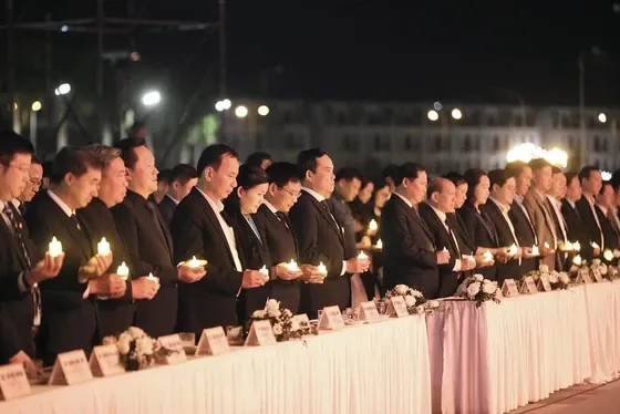 Delegates light candles to commemorate victims who died from traffic accidents at the ceremony. Delegates light candles to commemorate victims who died from traffic accidents at the ceremony.