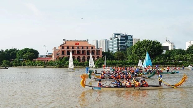 Dragon boar racing at Ho Chi Minh City's first-ever river festival. (Photo:nhandan.vn)