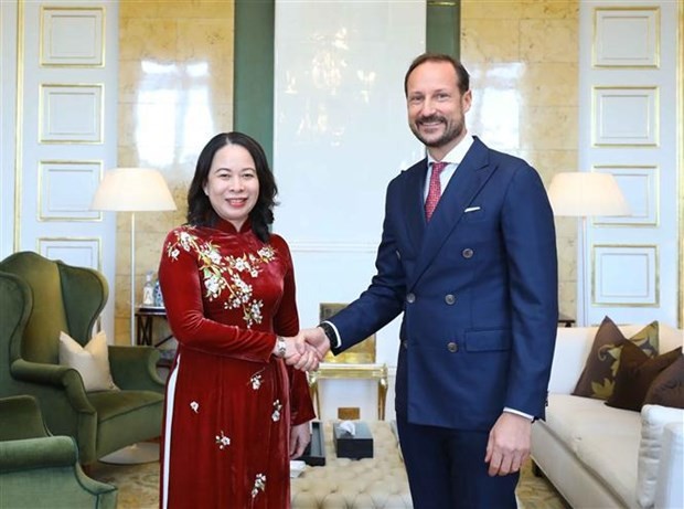 Vice President Vo Thi Anh Xuan (L) meets with Crown Prince of Norway Haakon Magnus in Oslo on November 23 (Photo: VNA) Vice President Vo Thi Anh Xuan (L) meets with Crown Prince of Norway Haakon Magnus in Oslo on November 23 (Photo: VNA)