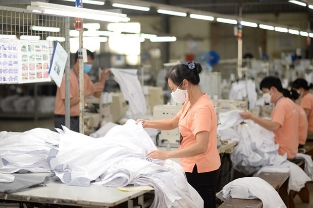Domestic textile and garment enterprises are striving to maintain production to ensure stable jobs and income for workers.(Photo: VNA) Domestic textile and garment enterprises are striving to maintain production to ensure stable jobs and income for workers.(Photo: VNA)