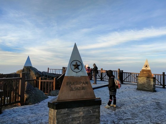 A thin layer of ice covers peak of Fansipan in the early morning of November 25. A thin layer of ice covers peak of Fansipan in the early morning of November 25.