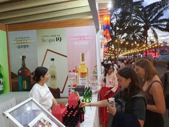 Visitors experience culture of the Republic of Korea at Ho Chi Minh City - Gyeongsangbuk Culture and Tourism Festival 2023. (Photo: Thuy Vu) Visitors experience culture of the Republic of Korea at Ho Chi Minh City - Gyeongsangbuk Culture and Tourism Festival 2023. (Photo: Thuy Vu)