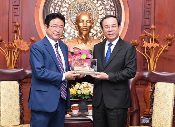 Secretary of the Ho Chi Minh City Party Committee Nguyen Van Nen presents a gift to Governor of Gyeongsangbuk Province Lee Cheol Woo. (Photo: Viet Dung)