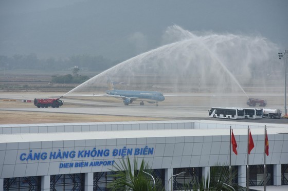 An Airbus A321 wide-body aircraft of Vietnam Airlines lands at the runway of Dien Bien Airport this morning. An Airbus A321 wide-body aircraft of Vietnam Airlines lands at the runway of Dien Bien Airport this morning.
