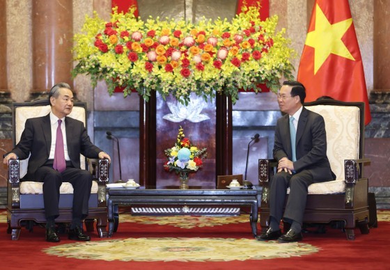 President Vo Van Thuong (R) receives Chinese Minister of Foreign Affairs Wang Yi (Photo: Quang Phuc)