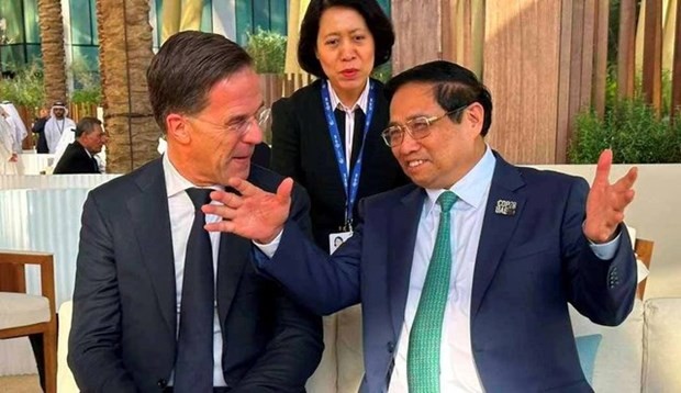 Prime Minister Pham Minh Chinh (right) talks with Dutch PM Mark Rutte. (Photo: baochinhphu.vn)