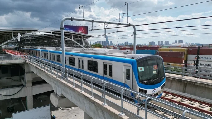 The metro train in Thu Duc city metro-9440-9027.jpg