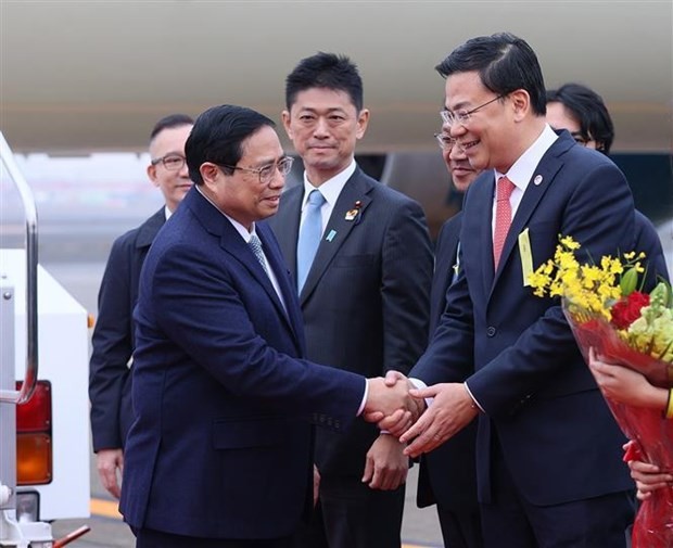 Prime Minister Pham Minh Chinh (left, front) arrives at Haneda International Airport in Tokyo on December 15 (Photo: VNA) pm-5700.jpg