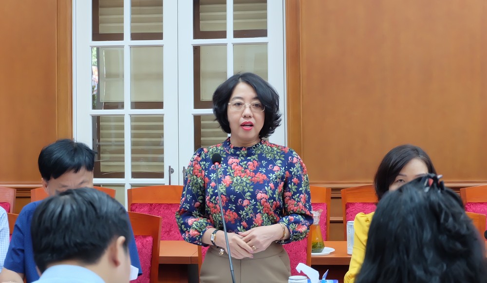 Deputy Chairwoman of the People’s Committee of District 1 Mai Thi Hong Hoa delivers a report at the working session. dscf4965-7312jpg-3278.jpg