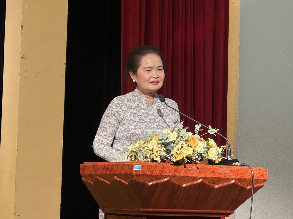 Author Trinh Bich Ngan, Chairwoman of the Ho Chi Minh City Writers’ Association speaks at the ceremony. img-9964-9410jpg-7000.jpg