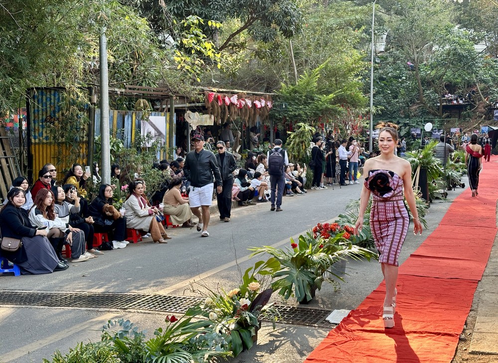 A brocade fashion show takes place at Da Lat Arts Street. cn7a-8573jpg-6479.jpg