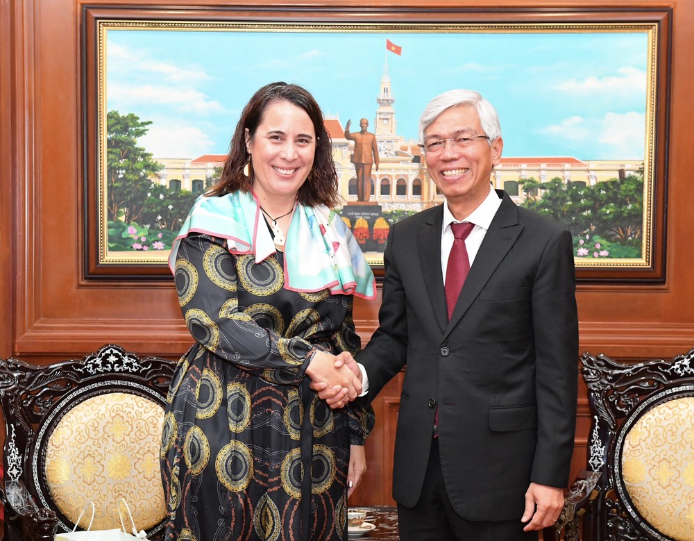 Vice Chairman of the Ho Chi Minh City People's Committee Vo Van Hoan and New Zealand Ambassador to Vietnam Tredene Dobson (Photo: Viet Dung) img-20240119-123128-8274jpg-6152.jpg