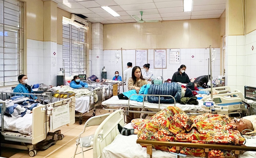 Hospitals report surge in patients due to the ongoing extreme cold spell. bo-y-te-yeu-cau-cac-benh-vien-co-bien-phap-phong-chong-ret-cho-nguoi-benh-7692jpg-1601.jpg