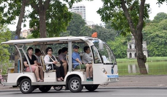 An electric bus passes by Hoan Kiem lake. (Photo: baovanhoa.vn) hoan-kiem-2621.jpg