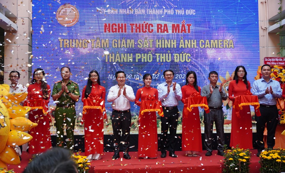 The delegates cut a ribbon to inaugurate the Thu Duc City Surveillance Center this morning. 6hh08339-3758jpg-3504.jpg