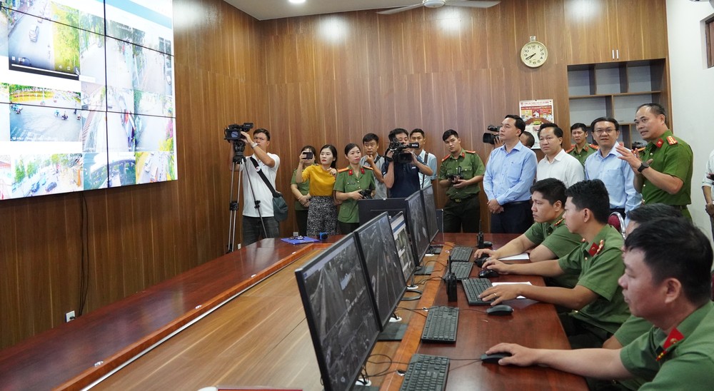 The delegates visit the Thu Duc City Surveillance Center. 6hh08374-7590jpg-8634.jpg