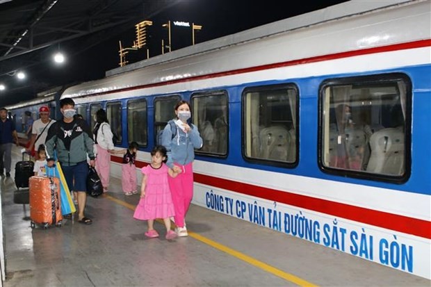 Workers' families board the February 4 free train to home for Tet (Photo: VNA) vna-potal-chuyen-tau-mua-xuan-dua-cong-nhan-ve-que-don-tet-doan-vien-7213594-1-8997.jpg