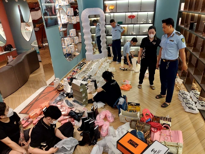 The market management forces detect and handle a violation case of trade fraud and goods of unknown origin at a shop. 1-4798.jpg