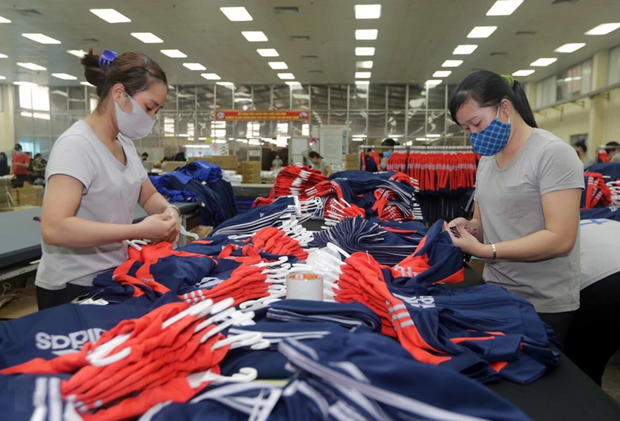 Workers produce garment for export. (Illustrative photo: VNA) pm-orders-soes-to-improve-production-business-efficiency-6094.png