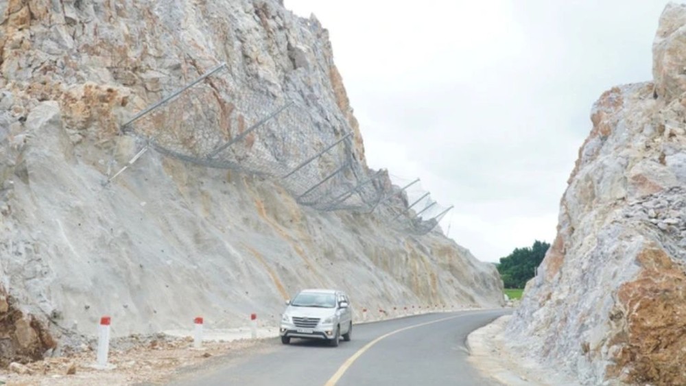 Rock fall prevention fences are installed on mountain cliffs. screenshot-2024-02-23-082243-7591-352png-8254.jpg
