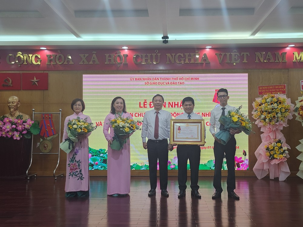 Collectives and individuals receive certificates of merit from the Prime Minister. b6cd64ee7570d82e8161-9714jpg-9856.jpg