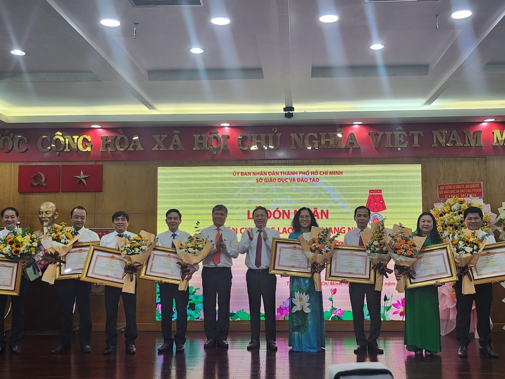 Vice Chairman of the Ho Chi Minh City People's Committee Duong Anh Duc (5th, R) grants the second- class Labor Medal to the collective of Ho Chi Minh City Department of Education and Training Office. f5489f848f1a22447b0b-1466jpg-4313.jpg