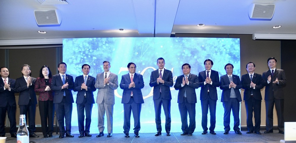 Prime Minister Pham Minh Chinh (6th from the left) and other delegates at the ceremony. vna-8361jpg-3097.jpg