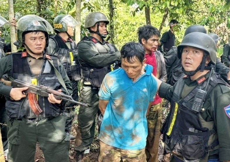 Police forces arrest a suspect in a terrorist attack. to-chuc-khung-bo-1931jpeg-6130.jpg