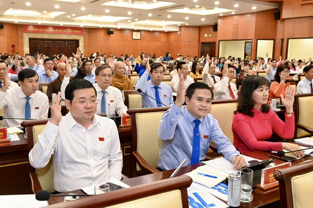 Delegates of the Ho Chi Minh City People's Council vote to approve the draft resolution. (Photo: Viet Dung) viber-image-2024-03-14-09-24-11-082-6665jpg-2499.jpg