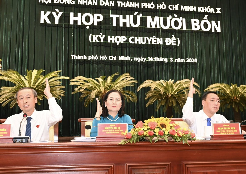 The Standing Committee of Ho Chi Minh City People's Council votes to approve approve draft resolution. (Photo: Viet Dung) viber-image-2024-03-14-11-24-55-760-9146jpg-9439.jpg