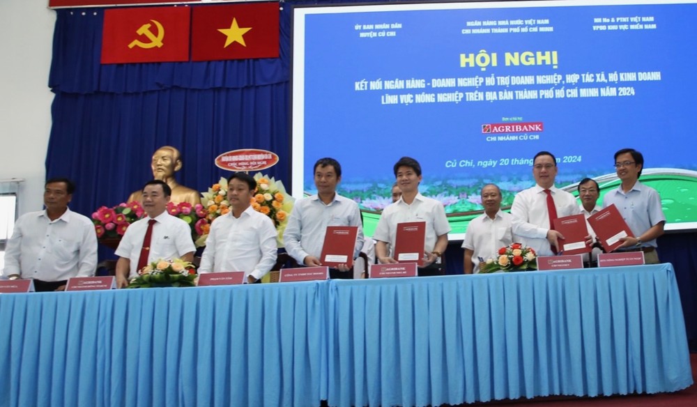 The representatives of Agribank sign a preferential loan agreement for businesses in Cu Chi District on March 20 morning. img-0813-1118jpeg-8677.jpg