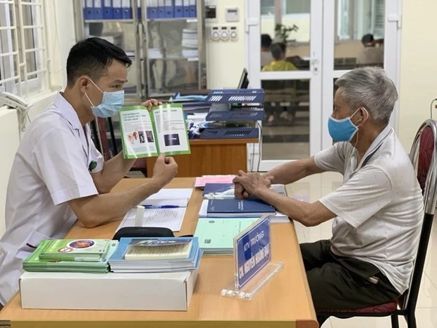 Central Lung Hospital doctor provides consultancy for TB patient (Photo: VNA) tb-1204.jpg