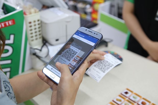 Vietnamese consumers are carrying less cash than they did a year ago. (Photo: tuoitre.vn) cashless_payment_on_the_rise_in_vietnam.jpg