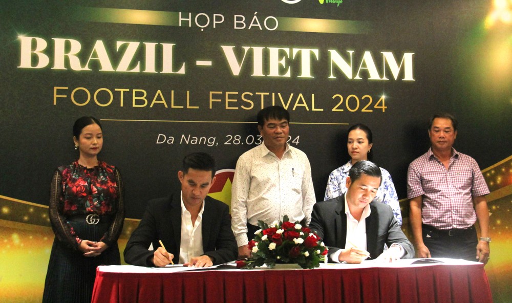 Some tourism units sign cooperation agreements under witness of the leaders of the departments in Da Nang City. (Photo: SGGP/Xuan Quynh) img-1332-1720.jpg.jpg
