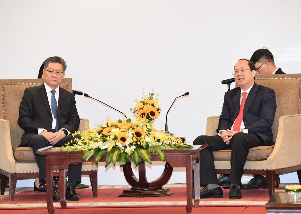 Standing Deputy Secretary of the Ho Chi Minh City Party Committee Nguyen Ho Hai (R) and Secretary of the Guangzhou Party Committee Guo Yonghang (Photo: Viet Dung) 2-3246.jpg.jpg