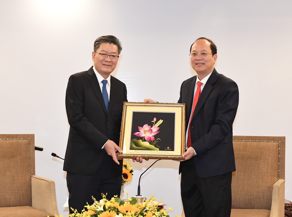 Standing Deputy Secretary of the Ho Chi Minh City Party Committee Nguyen Ho Hai gives a souvenir to Secretary of the Guangzhou Party Committee Guo Yonghang. (Photo: Viet Dung) 6-4562.jpg.jpg