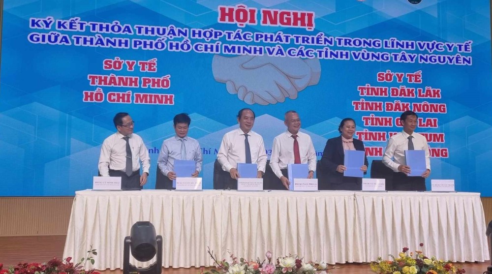 Associate Professor Doctor Tang Chi Thuong, Director of Ho Chi Minh City Department of Health, signs a memorandum of understanding on cooperation and development between the health sector of HCMC and the Central Highlands provinces for the period 2024-2025. anh-1-4408.jpg.jpg