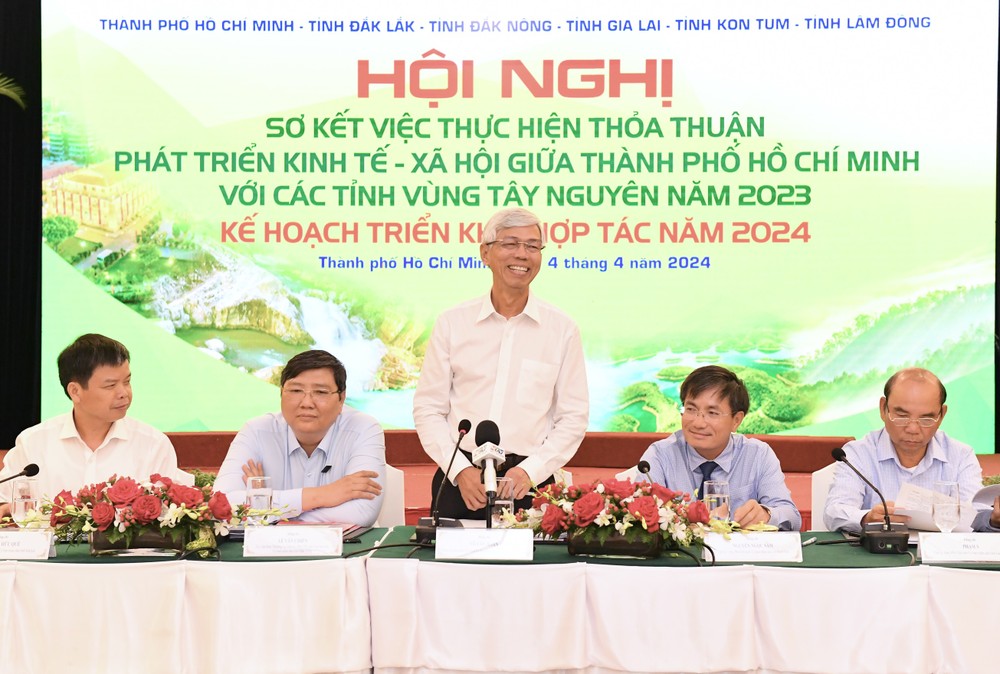 Vice Chairman of the Municipal People’s Committee Vo Van Hoan (center) delivers a statement at the conference. 25e4badae5074a591316-8940.jpg.jpg