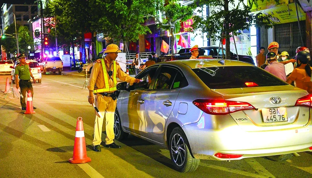 Traffic police are checking the blood alcohol concentration of vehicle users. xe.jpg