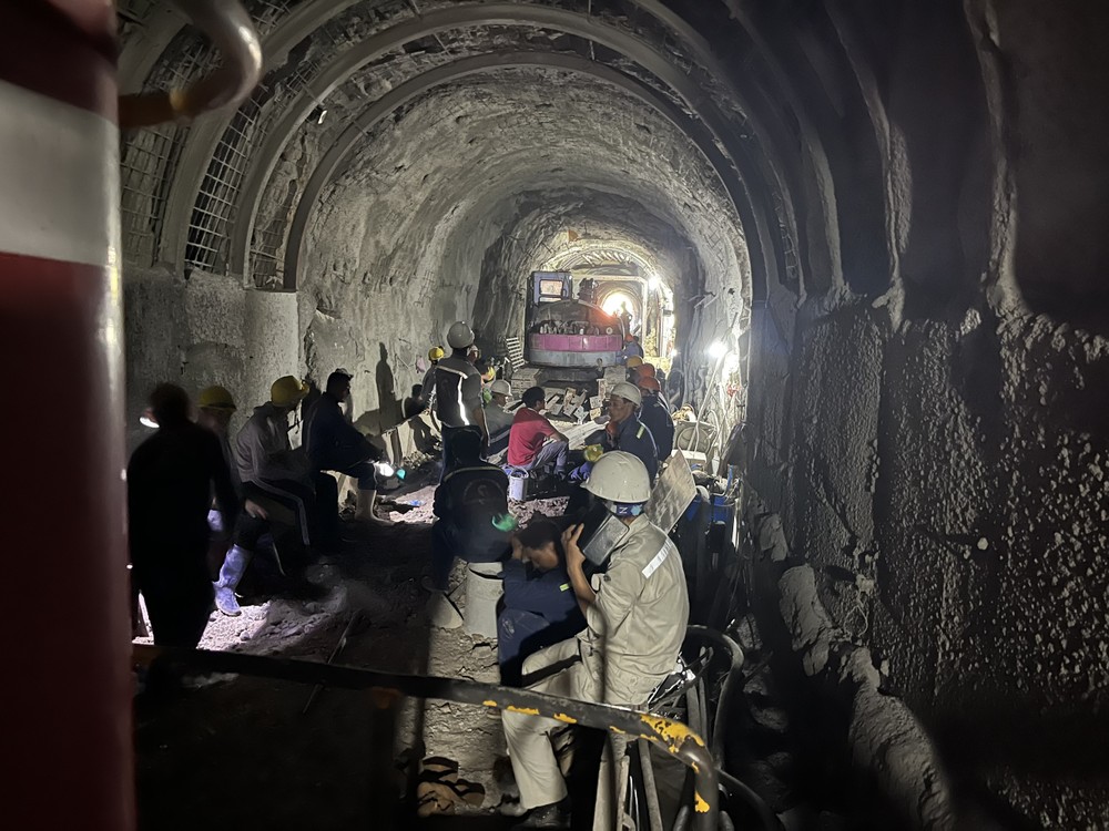 Workers have been making efforts to overcome the Bai Gio tunnel landslide. z5347233907288-a40f92f78e4a86cc10b91facd922b608-6678.jpg.jpg