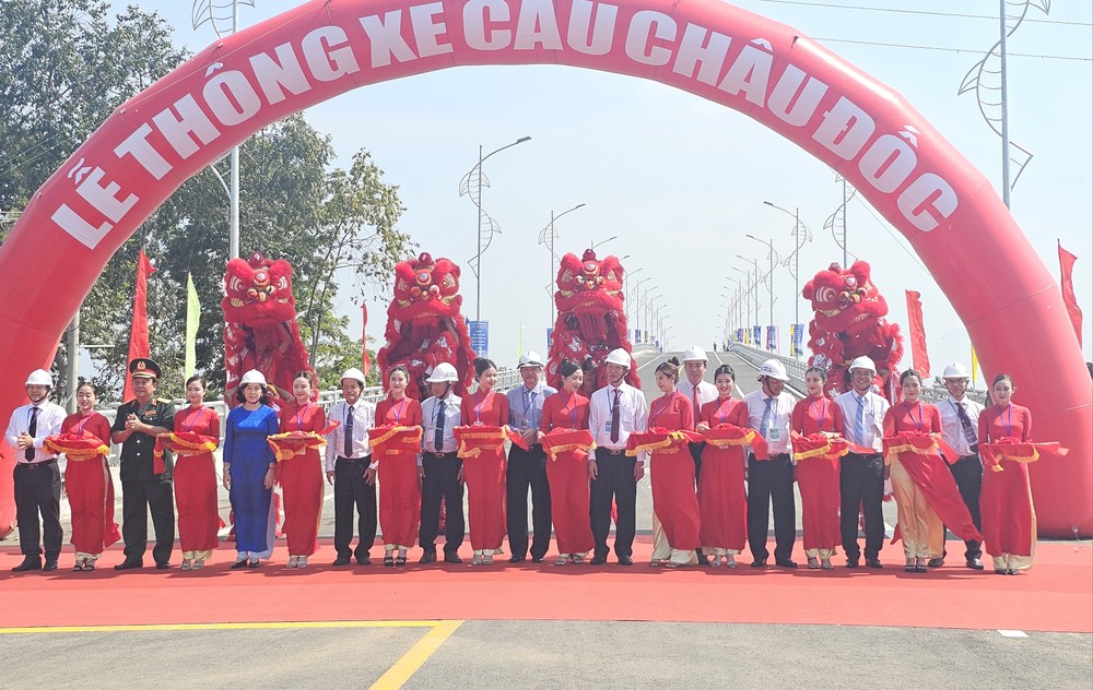At the ceremony anh-2-nghi-thuc-thong-xe-cau-chau-doc-rut-ngan-thoi-gian-dong-thap-di-kien-giang-3550.jpg.jpg